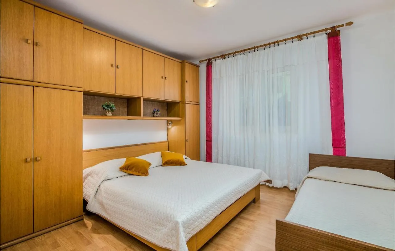 2 Bedroom Cozy Apartment In Cres