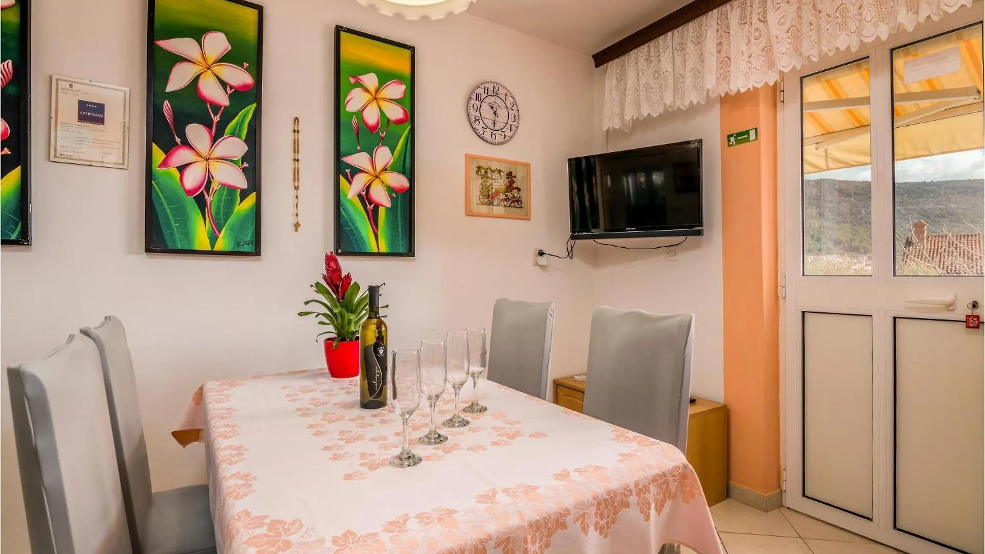 2 Bedroom Cozy Apartment In Cres